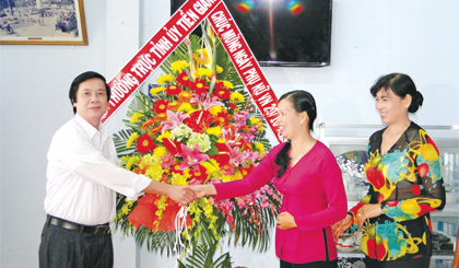 Bí thư Tỉnh ủy Nguyễn Văn Danh tặng hoa chúc mừng Hội LHPN tỉnh nhân 20-10. Ảnh: Thanh Hoàng