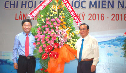 Phó Chủ tịch UBND tỉnh Phạm Anh Tuấn tặng lẵng hoa chúc mừng đại hội.