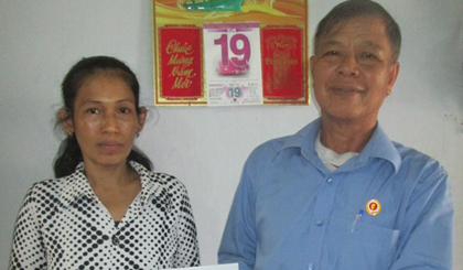 Ông Nguyễn Xuân Trương, Chủ tịch Hội Cựu chiến binh xã Thạnh Phú  trao 10 triệu đồng cho bà  Dương Thị Lan - vợ ông Cầm.