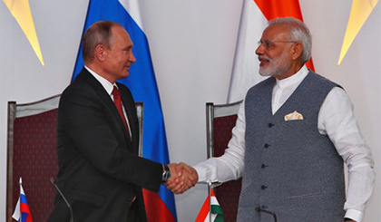 Tổng thống Nga Putin (trái) và Thủ tướng Ấn Độ Modi. Ảnh: Reuters.
