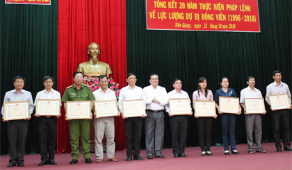 Ông Lê Văn Nghĩa, Phó Chủ tịch UBND tỉnh trao tặng Bằng khen của UBND tỉnh cho các tập thể.