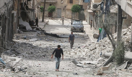 Khung cảnh hoang tàn ở Aleppo sau những đợt không kích. Nguồn: AP