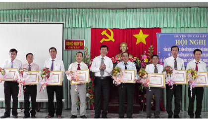 Ông Bùi Thái Sơn, Phó Bí thư Huyện ủy Cai Lậy trao Giấy khen cho các cá nhân điển hình “Học tập và làm theo tấm gương đạo đức Hồ Chí Minh” giai đoạn 2011 - 2016.