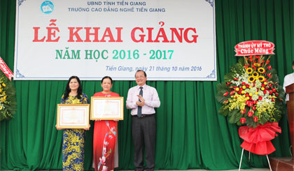 Được sự ủy nhiệm, ông Trần Thanh Đức, Phó Chủ tịch UBND tỉnh trao Bằng khen của Thủ tướng Chính phủ cho 2 cá nhân.