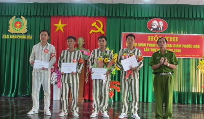 Đại tá Trần Văn Dung, Bí thư Đảng ủy, Giám thị Trại giam Phước Hòa, Trưởng Ban Tổ chức Hội thi “Đội tự quản phạm nhân” trao thưởng cho các thí sinh đoạt giải cao.