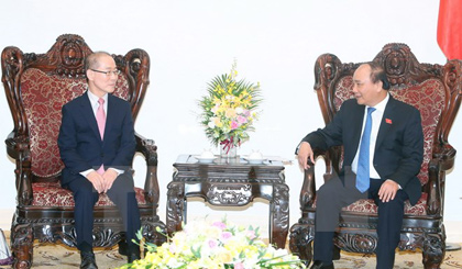 Thủ tướng Nguyễn Xuân Phúc tiếp ông Hoesung Lee, Chủ tịch Ủy ban Liên chính phủ về biến đổi khí hậu của Liên hợp quốc. Ảnh: Thống Nhất/TTXVN