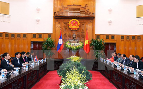 Hội đàm giữa Thủ tướng Nguyễn Xuân Phúc và Thủ tướng Lào Thongloun Sisoulith. Ảnh: Thống Nhất/TTXVN