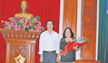 Bí thư Tỉnh ủy Nguyễn Văn Danh tặng hoa chúc mừng nguyên cán bộ lãnh đạo nữ.