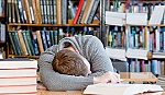 Giấc ngủ ngắn trước khi thi tốt hơn cố học nhồi nhét
