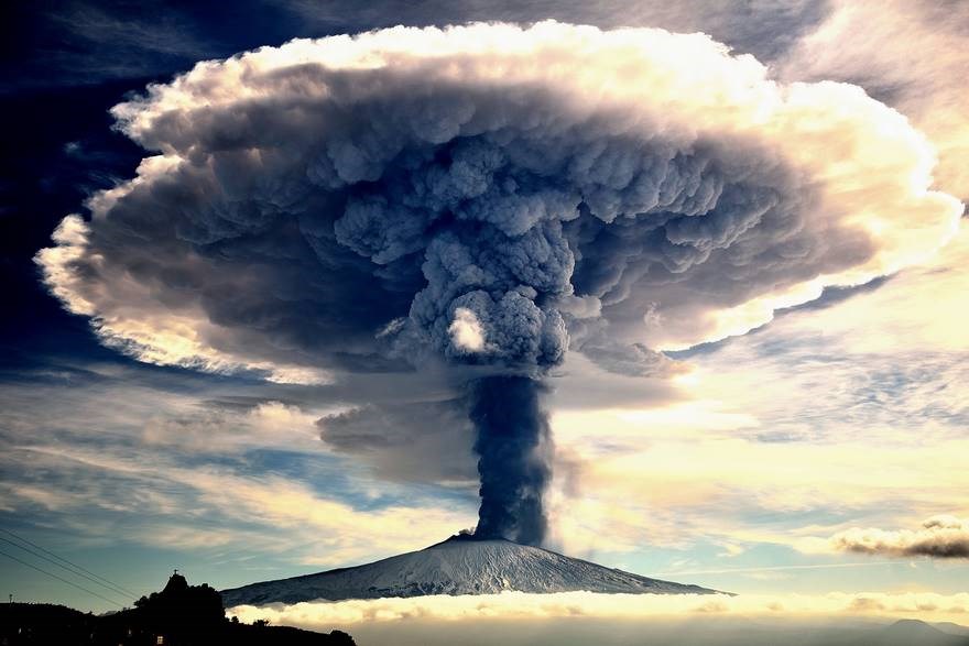 Sức mạnh của tự nhiên - Giải Nhất hạng mục ảnh thiên nhiên: Khói bụi và khí ga phun lên từ miệng núi Etna vào tháng 12/2015. (Nguồn: boredpanda)