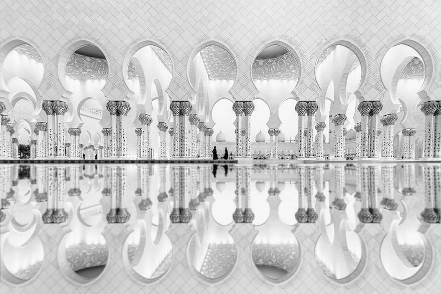 Phản chiếu (Các tiểu vương quốc Arab) - Giải Nhì hạng mục kiến trúc: Hai người phụ nữ phản chiếu bóng đen trên mặt nước ở ngôi đền Sheikh Zayed. (Nguồn: boredpanda)