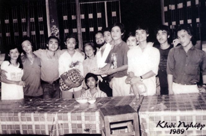 Năm 1989, Quyền Linh (thứ 2 từ phải sang) ốm yếu, gầy còm khi còn là sinh viên năm nhất Trường Nghệ thuật Sân khấu 2 - Nguồn: NVCC