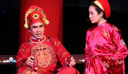 Quyền Linh trong một vở kịch đóng chung với Á hậu Trịnh Kim Chi - Nguồn: NVCC