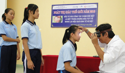 Bác sĩ Nguyễn Việt Tuấn khám mắt và hướng dẫn cách bảo vệ mắt cho học sinh. 