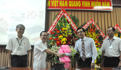 Ông Phạm Anh Tuấn, Phó Chủ tịch UBND tỉnh tặng lẵng hoa chúc mừng cho đại diện trường Đại học Tiền Giang
