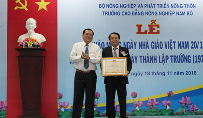Ông Lê Văn Nghĩa, Phó Chủ tịch UBND tỉnh trao Bằng khen cho trường.