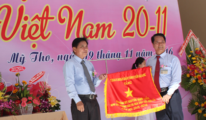 Trường THPT Nguyễn Đình Chiểu nhận Cờ thi đua của UBND tỉnh