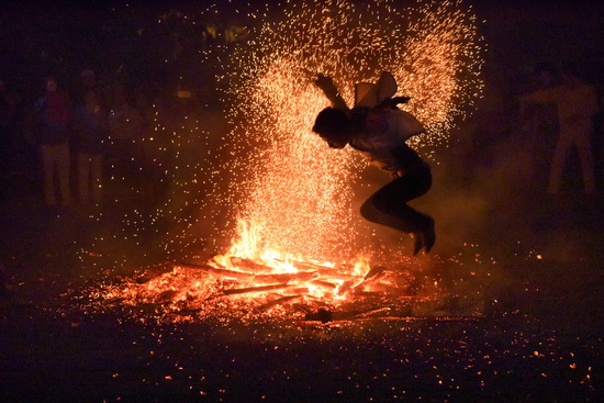 Lễ hội nhảy lửa của người Pà Thẻn. Ảnh: Lê Phú