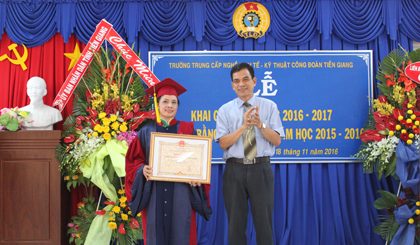 Ông Trương Văn  Hiền, Chủ tịch LĐLĐ tỉnh  trao Cờ thi đua của LĐLĐ tỉnh cho nhà trường.