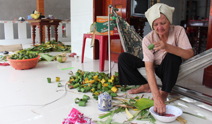 Bà Hà Thị Giàu (ấp Mỹ Lợi, xã Phước Lập, huyện Tân Phước) dùng là chuối làm bầu để chứa cây con.
