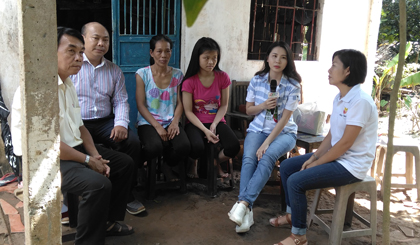 Ông Nguyễn Văn Lâm (bìa trái), Phó Giám đốc Sở LĐ-TB&XH, kiêm Giám  đốc Quỹ Bảo trợ trẻ em tỉnh, cùng các thành viên Chương trình Nhịp tim Việt Nam đến thăm, khảo sát hoàn cảnh gia đình em Tô Ngọc Ngân.