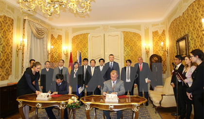 Lễ ký kết Thỏa thuận hợp tác giữa VNPT - Technology với DanubiaTel. (Ảnh: Trần Quang Vinh/TTXVN)