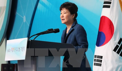 Tổng thống Park Geun-hye phát biểu tại một buổi lễ ở Busan, Hàn Quốc, ngày 27-10 vừa qua. Ảnh: EPA/ Yonhap/TTXVN