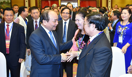 Thủ tướng thăm hỏi các đại biểu dự Đại hội. Ảnh: VGP/Quang Hiếu