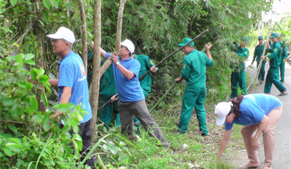 HVND huyện Cai Lậy kết hợp các ban, ngành, đoàn thể ra quân chặt mé cây xanh che khuất  tầm nhìn ở xã Cẩm Sơn.