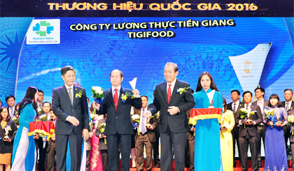 Ông Lê Thanh Khiêm, Phó Giám đốc Tigifood nhận Biểu trưng 10 năm Tự hào Thương hiệu Quốc gia (giai đoạn 2008 - 2018) từ Ủy viên Bộ Chính trị, Phó Thủ tướng Thường trực Chính phủ Trương Hòa Bình.