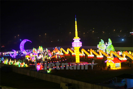 Những kỳ quan nổi tiếng của thế giới như tháp nghiêng Pisa, tháp Eiffel hay tháp Namsan nổi tiếng của Hàn Quốc đã được thể hiện trong lễ hội đèn lồng khổng lồ tại Hà Nội. (Ảnh: Minh Sơn/Vietnam+)
