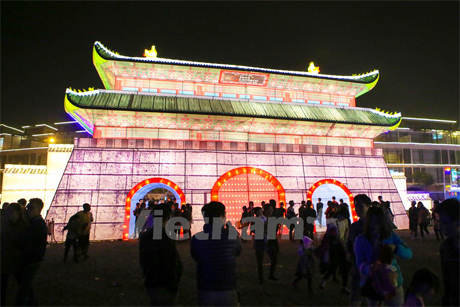 Đây là những đèn lồng khổng lồ kết hợp giữa Việt Nam và Hàn Quốc tạo nên một lễ hội đầy màu sắc thu hút du khách Thủ đô dịp cuối năm. (Ảnh: Minh Sơn/Vietnam+)