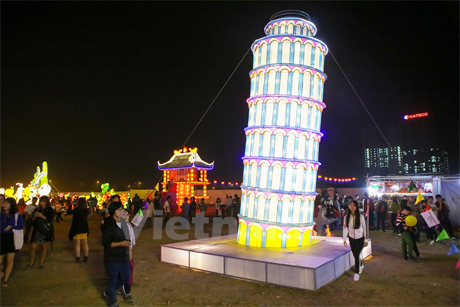 Hình ảnh Tháp nghiêng Pisa của nước Ý được dựng lên đầy sống động bằng chiếc đèn lồng khổng lồ. (Ảnh: Minh Sơn/Vietnam+)