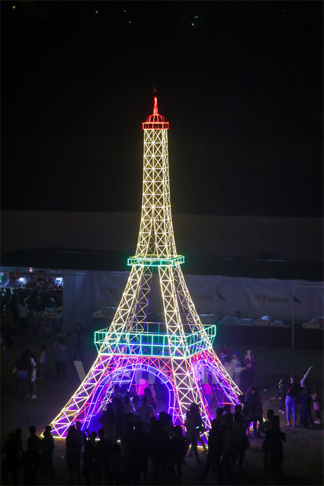 Tháp Eiffel của nước Pháp hoa lệ nhìn từ xa. (Ảnh: Minh Sơn/Vietnam+)