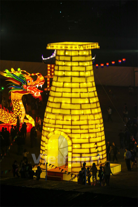 Đến với Việt Nam lần này, các chuyên gia Hàn Quốc đã chế tác 40 chiếc đèn lồng trên diện tích 50.000m2, được trưng bày thành 5 khu vực. (Ảnh: Minh Sơn/Vietnam+)
