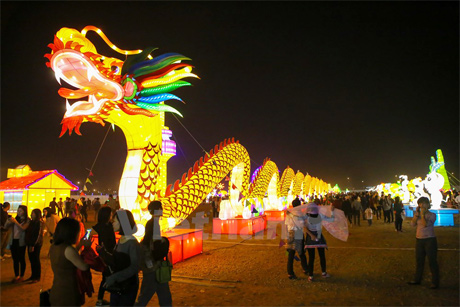 Mỗi khu vực đều được thiết kế và trang trí với nhiều hình mẫu đèn lồng cao và dài từ 10m - 30 mét. (Ảnh: Minh Sơn/Vietnam+)