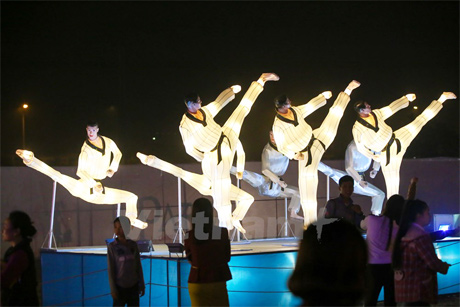 Lễ hội đèn lồng khổng lồ được kỳ vọng sẽ là nơi để mọi người hiểu hơn về những nét đặc trưng và sự giao thoa của hai nền văn hóa Việt - Hàn. (Ảnh: Minh Sơn/Vietnam+)