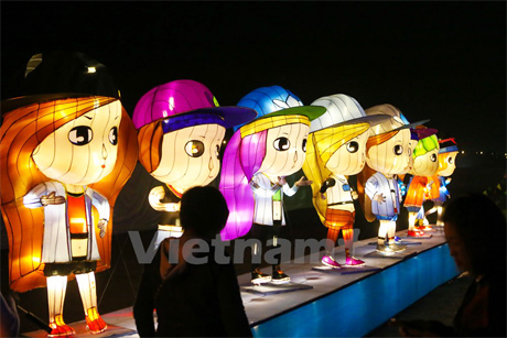 Lễ hội đèn lồng Seoul bắt đầu từ năm 2009 đã thành công trong việc trưng bày những chiếc đèn lồng ấn tượng dọc con Suối Cheonggyecheon nổi tiếng, ở trung tâm thành phố Seoul (Hàn Quốc). (Ảnh: Minh Sơn/Vietnam+)