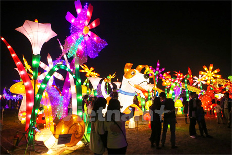 Những chiếc đèn lồng rực rỡ tạo nên địa điểm vui chơi đặc biệt thu hút người dân Thủ đô Hà Nội. (Ảnh: Minh Sơn/Vietnam+)