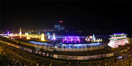 Toàn cảnh lễ hội đèn lồng khổng lồ. (Ảnh: Minh Sơn/Vietnam+)