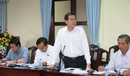 Ông Lê Văn Hưởng, Phó Bí thư Tỉnh ủy, Chủ tịch UBND tỉnh phát biểu tại buổi thảo luận tổ