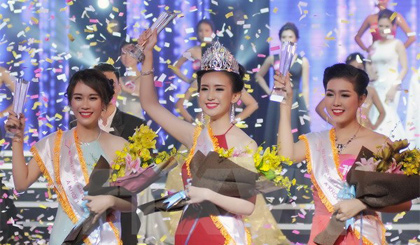 Các thí sinh đạt giải cao tại đêm chung kết cuộc thi nữ sinh viên Việt Nam duyên dáng 2016. Ảnh: An Hiếu/TTXVN