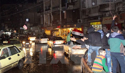 Người dân Syria đổ ra đường sau khi nhiều khu vực ở Aleppo được giải phóng ngày 12-12. Nguồn: EPA/TTXVN
