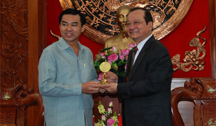Ông Trần Thanh Đức, Phó Chủ tịch UBND tỉnh tặng quà cho ông Đuong-Chít Sa Văn-bun-mi.