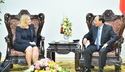 Thủ tướng Nguyễn Xuân Phúc và Đại sứ Ireland Cait Moran. Ảnh: VGP/Quang Hiếu