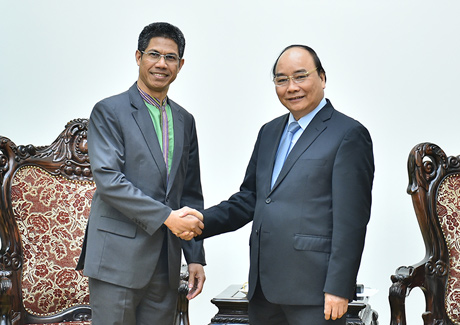 Thủ tướng Nguyễn Xuân Phúc và Đại sứ Timor Leste Jorge Trindade Neves De Camoes. Ảnh: VGP/Quang Hiếu