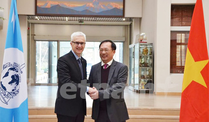 Ông Jürgen Stock chào mừng Thượng tướng Nguyễn Văn Thành tại trụ sở chính của Ban Tổng thư ký Interpol. Ảnh: Bích Hà/Vietnam+