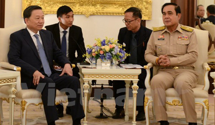 Bộ trưởng Tô Lâm chào xã giao Thủ tướng Thái Lan Prayut Chan-ocha. Ảnh: Sơn Nam/Vietnam+