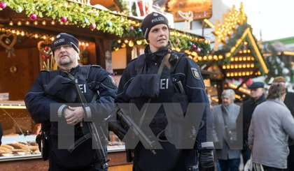 Cảnh sát Đức tuần tra tại một khu chợ Giáng sinh ở Dortmund, Đức ngày 20-12. Ảnh: EPA/TTXVN