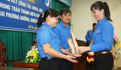 Chị Nguyễn Thị Ngọc Yến, Ủy viên Ban Thường vụ, Trưởng Ban TNNT-CN-ĐT Tỉnh đoàn trao bằng khen của Trung ương Đoàn, cho các tập thể cá nhân có thành tích xuất sắc trong năm qua.